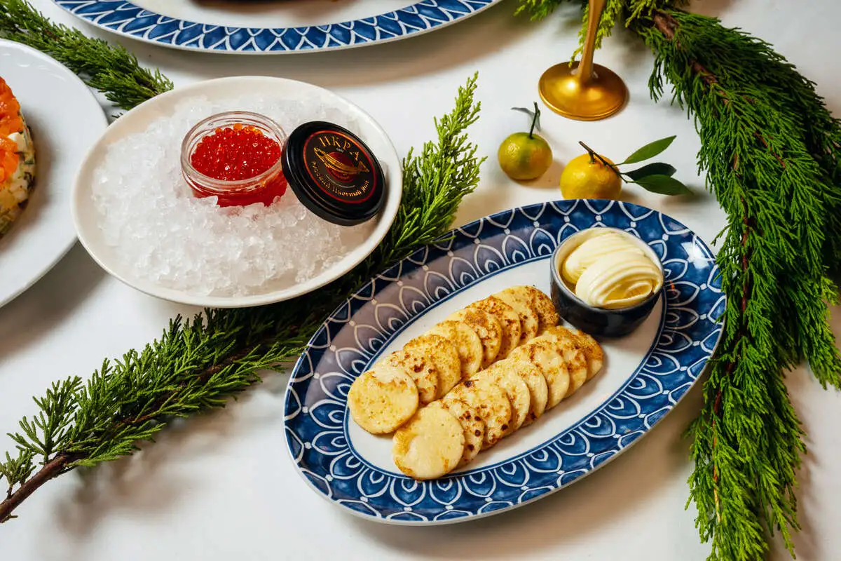 Красная икра с оладьями