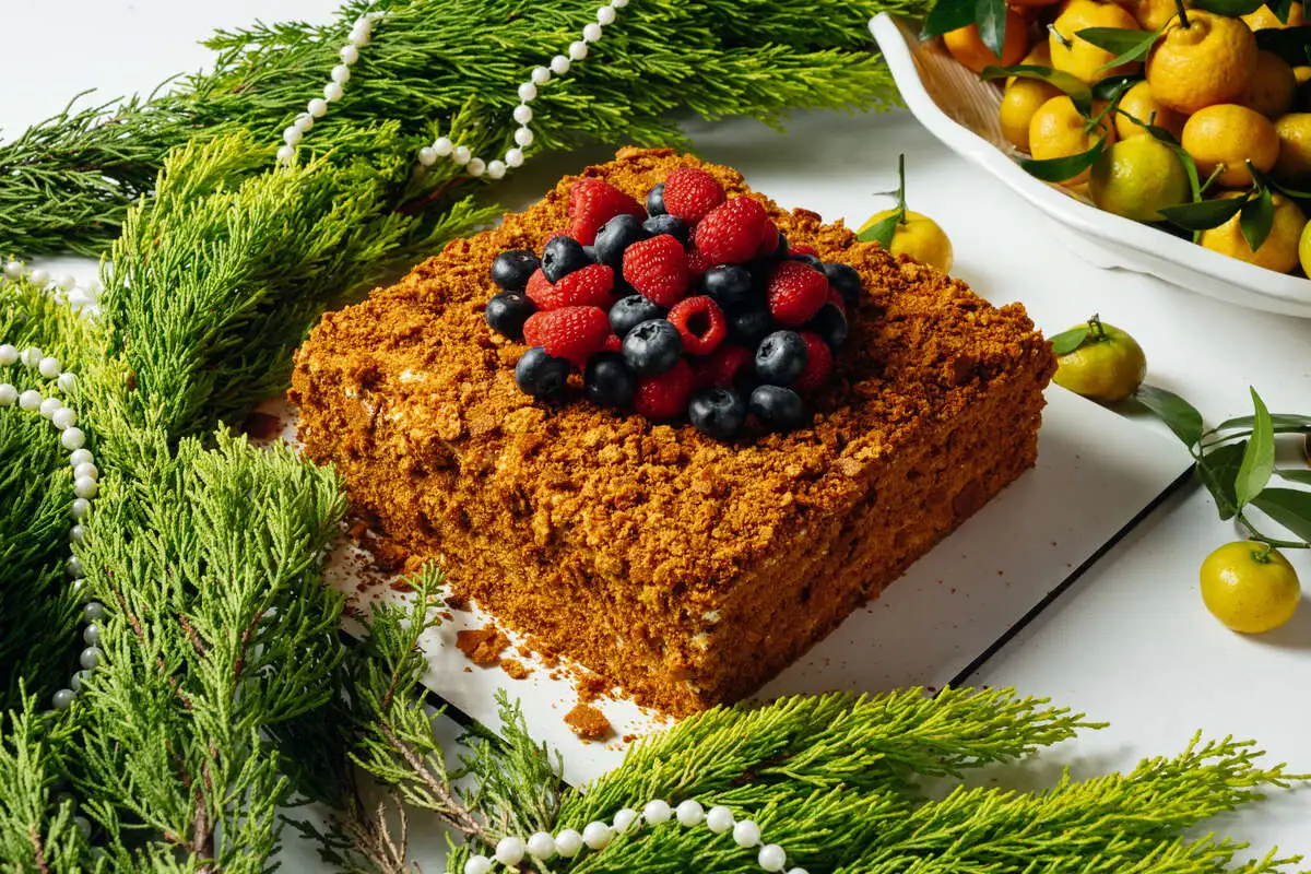 Торт медовик с ягодами