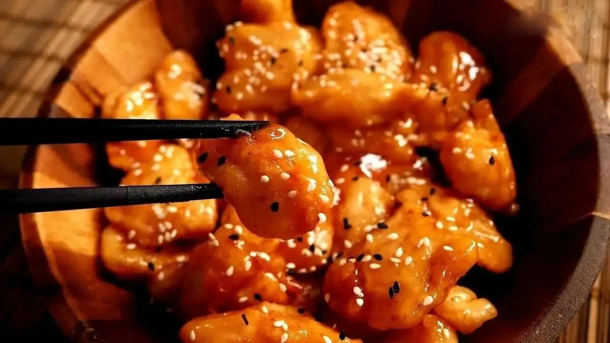 Хрустящая курица в соусе манго-маракуйя