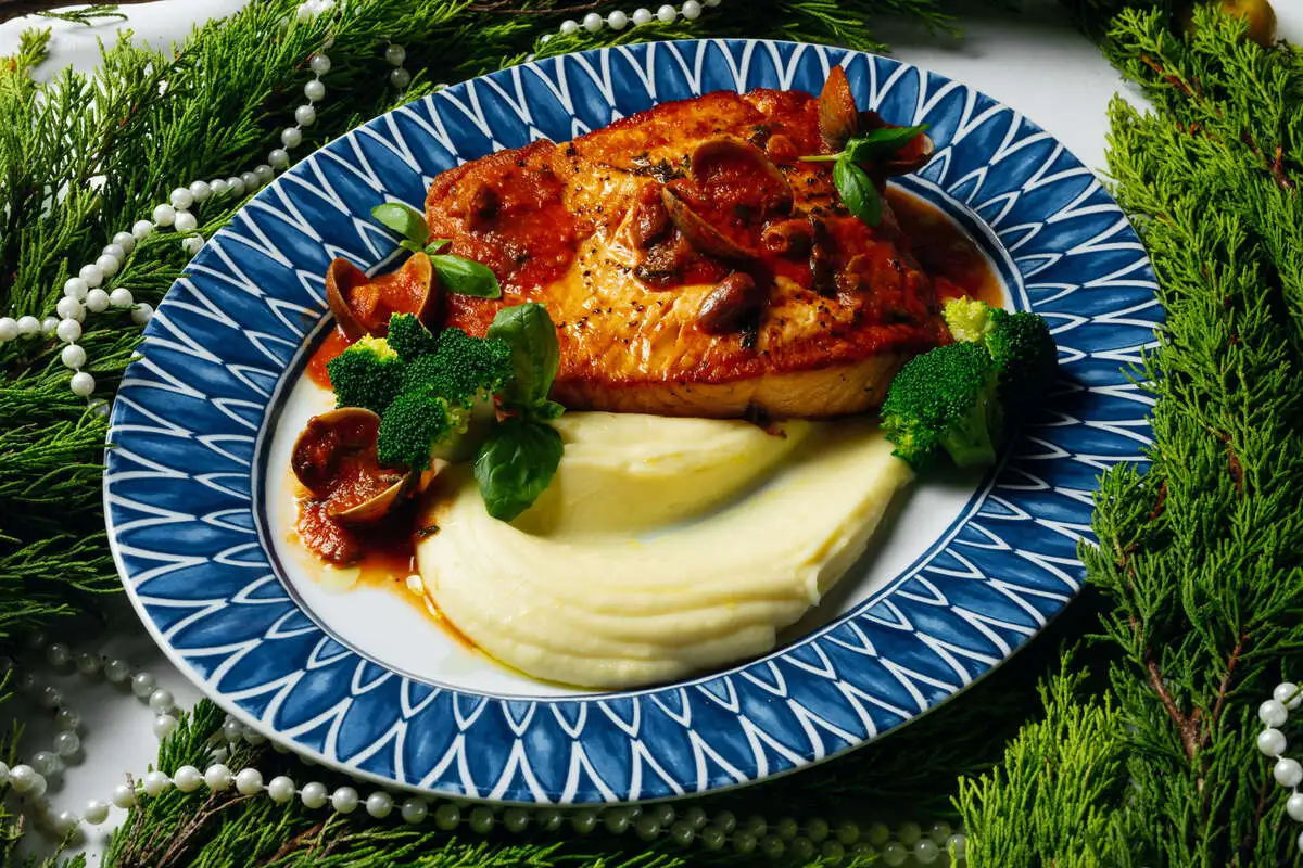 Лосось, запеченный по-средиземноморски