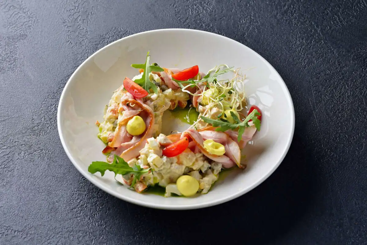 Оливье с копченой уткой и грудкой цыплёнка