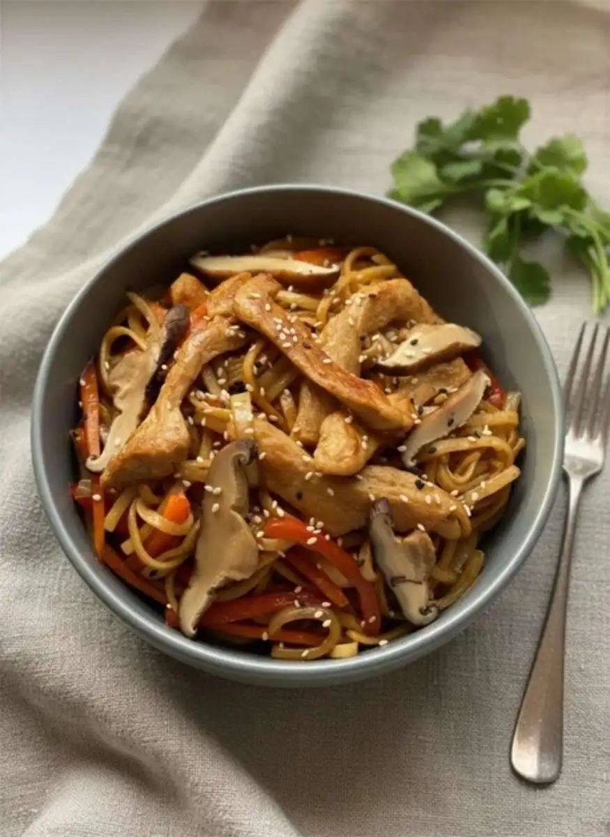 Удон с курицей в соусе гарлик