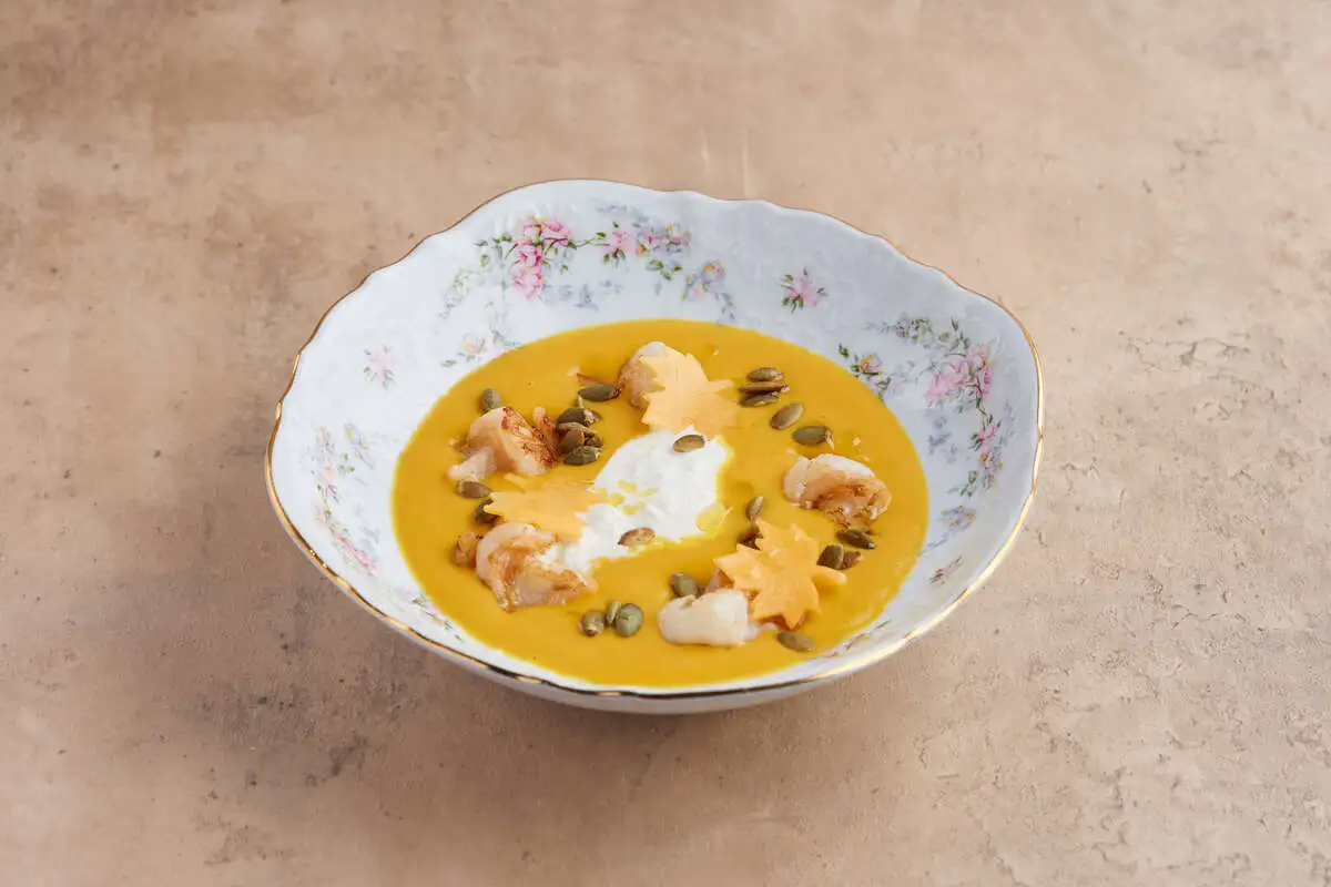 Тыквенный крем-суп с креветками и страчателлой