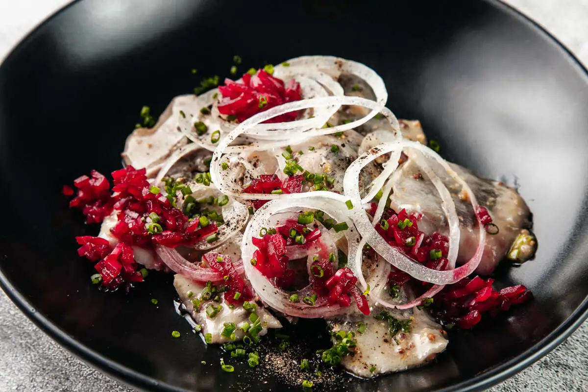 Маринованная селедка с луком и черным перцем
