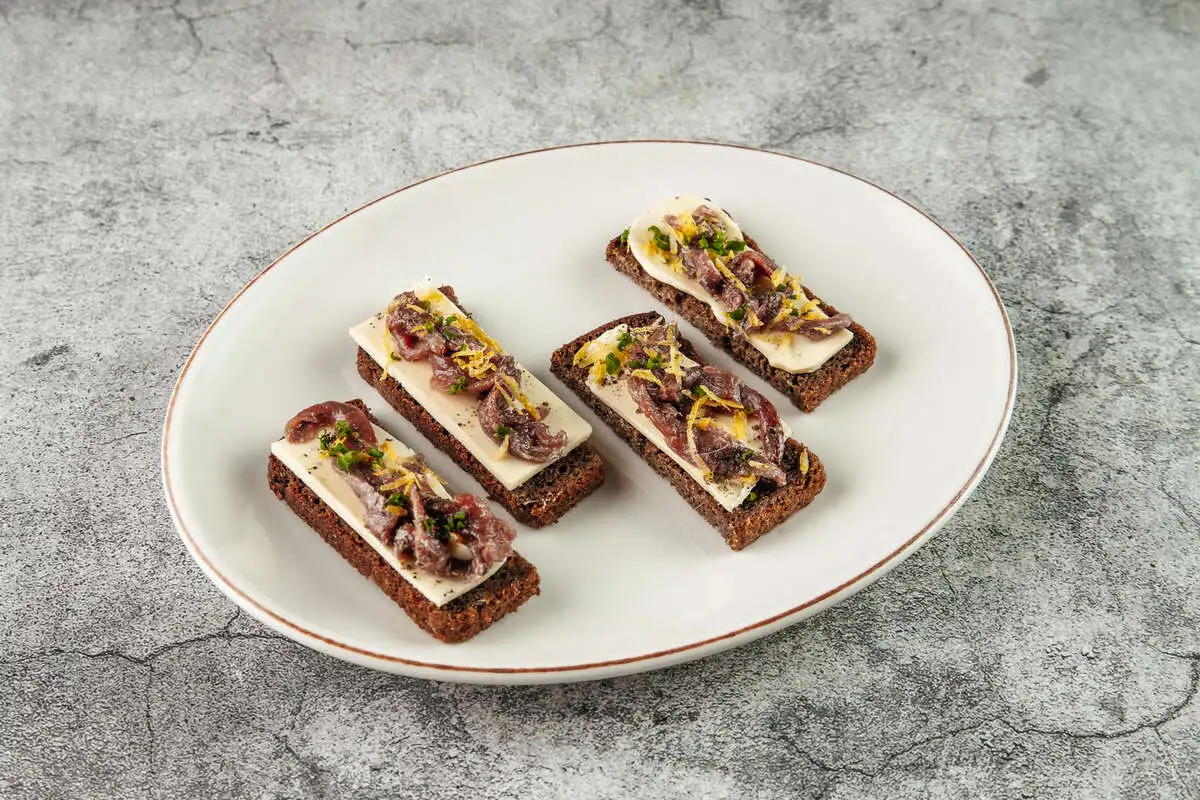 Анчоус с маслом и лимонной цедрой