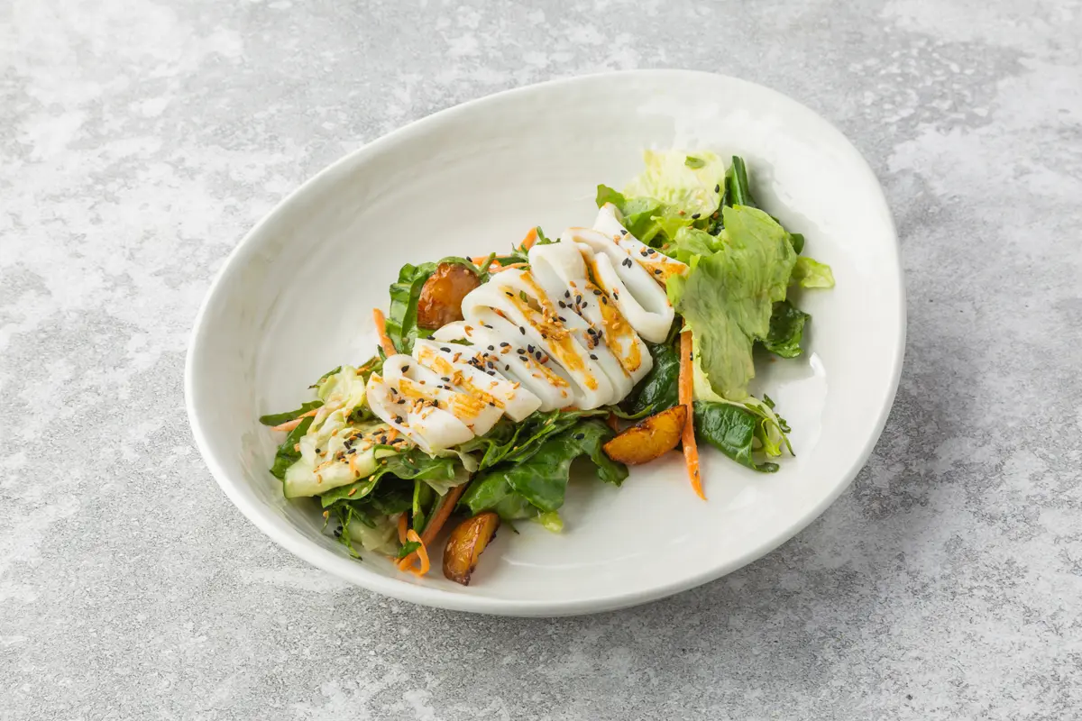 Теплый салат с кальмаром