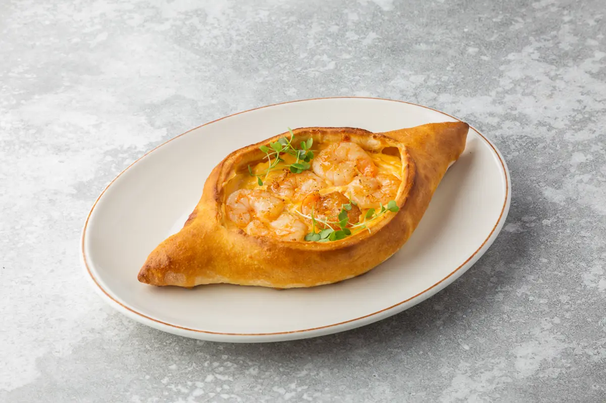 Хачапури с креветками Том Ям 