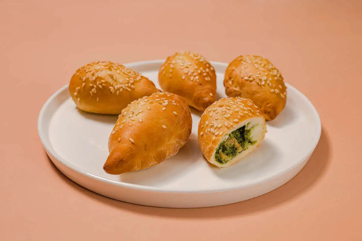 Коробочка пирожков с сёмгой и рисом