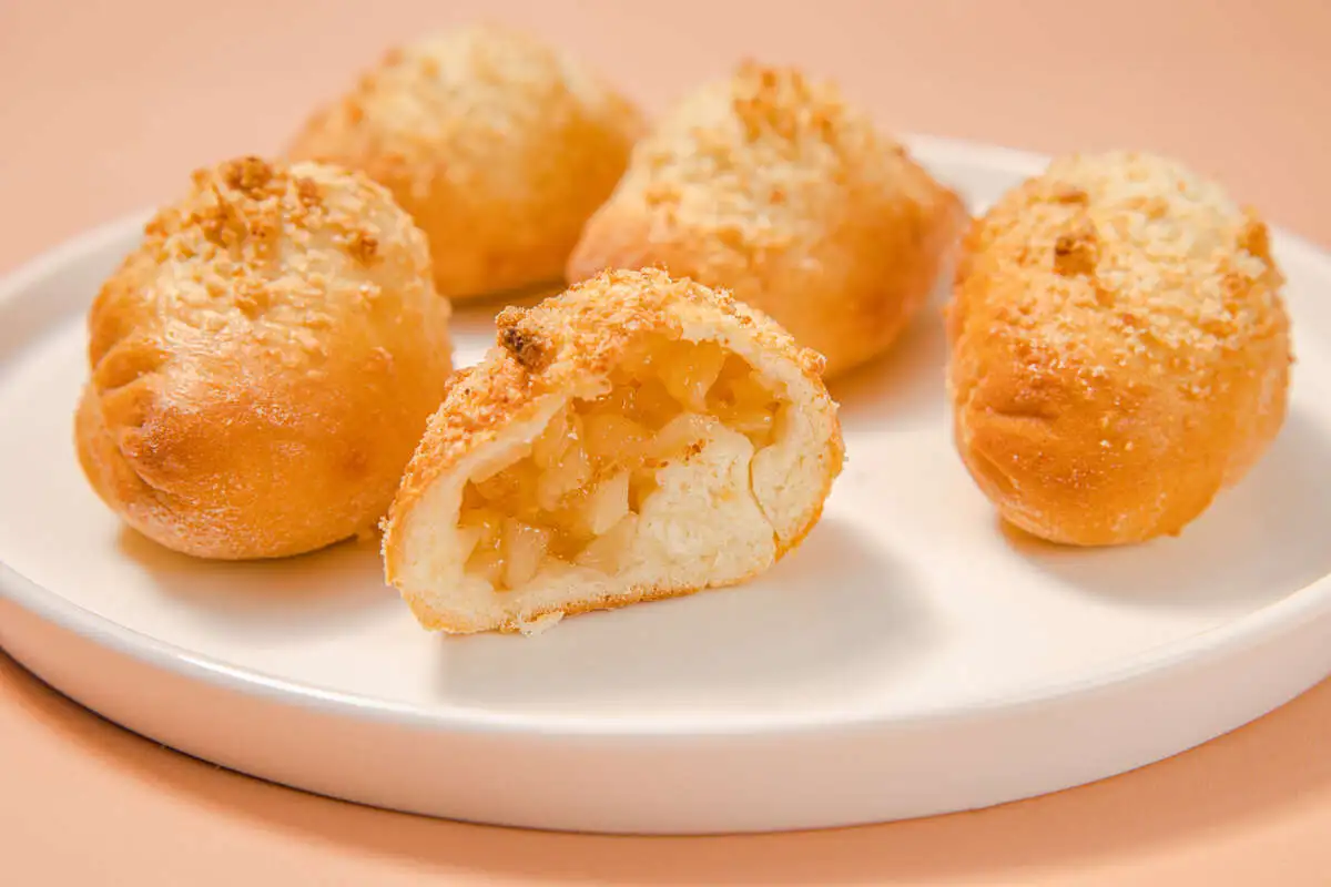 Коробочка пирожков с яблоками