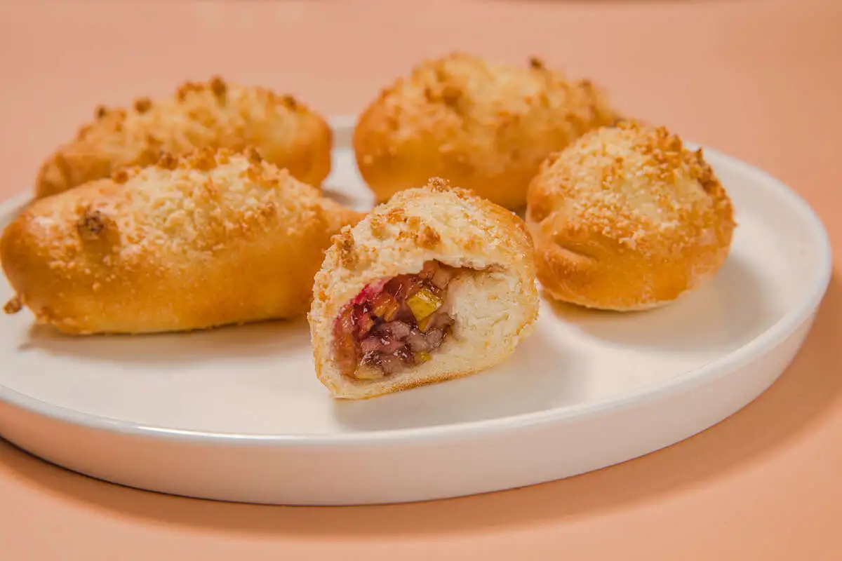 Коробочка пирожков с грушей и клюквой