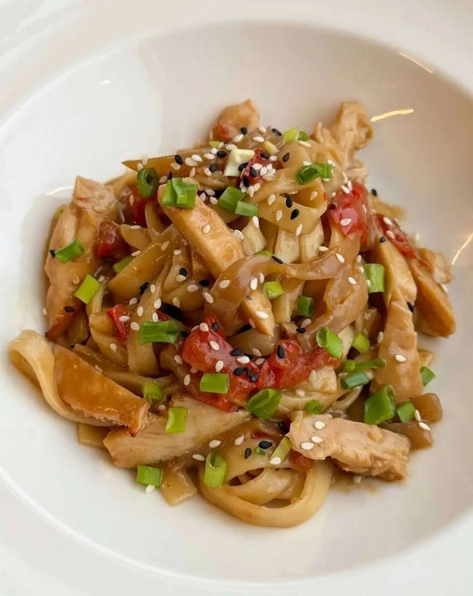 Удон с куриным бедром в азиатском стиле 250 гр