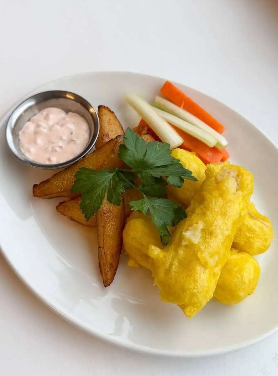 Фиш and Чипс с картофельными дольками и соусом 1000 островов 270 гр