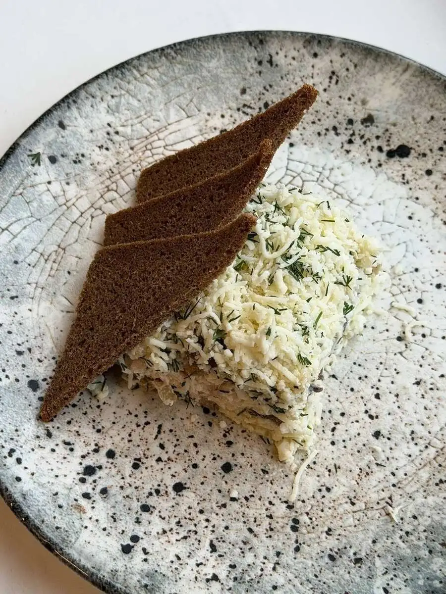 БО Слоеный салат с копченой курицей и шампиньонами 160/20 гр.