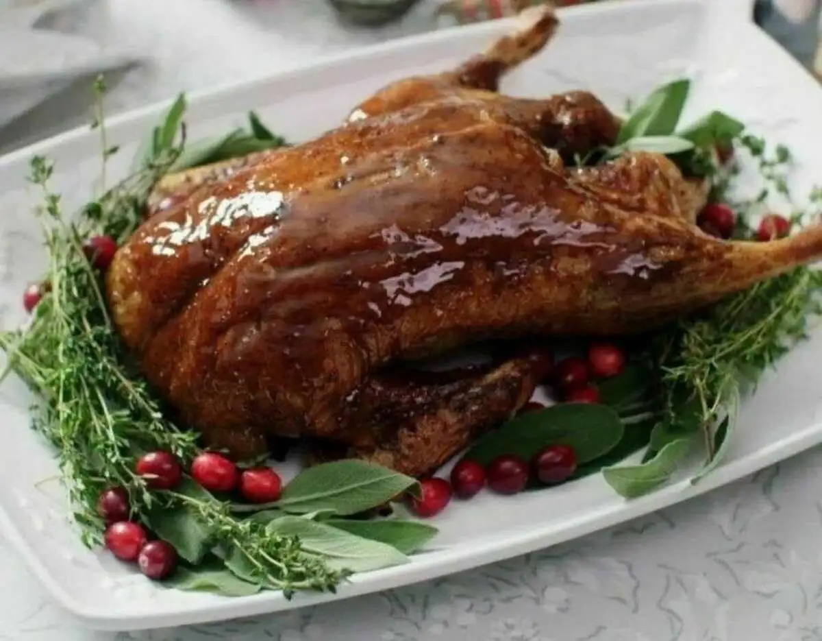 Утка с яблоками и черносливом