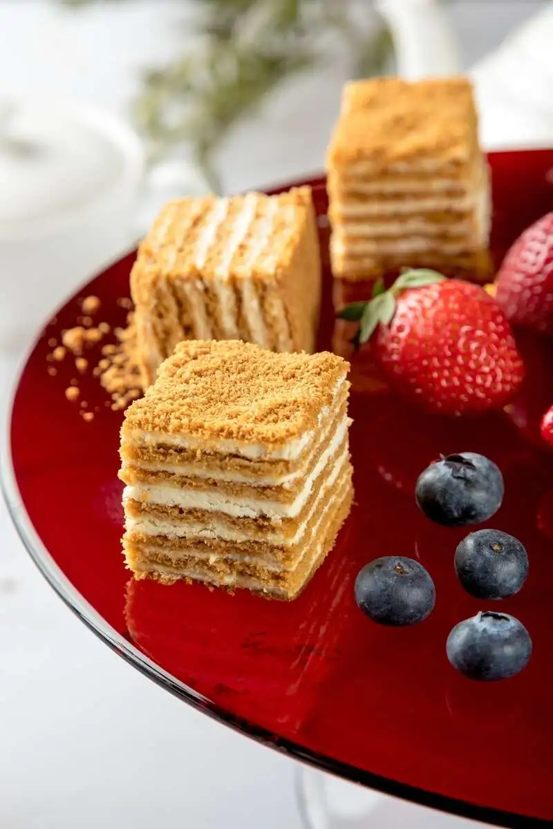 Торт медово-сметанный с ягодами