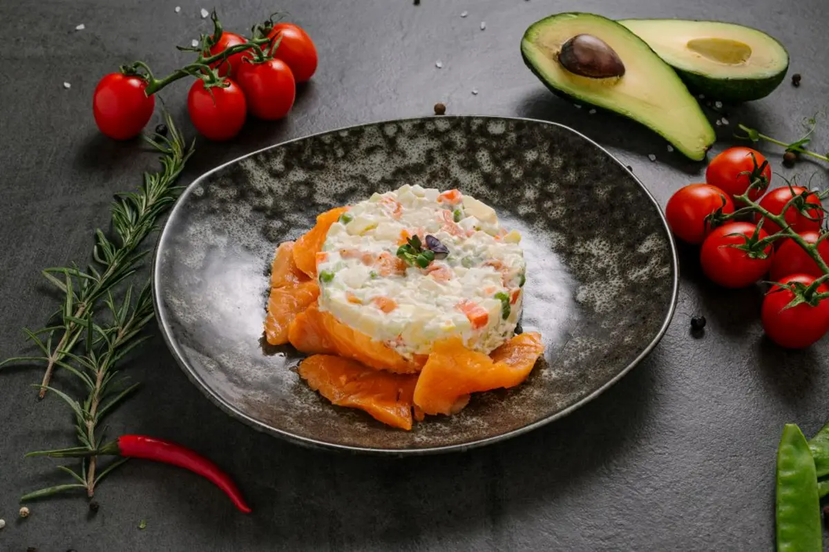 ОЛИВЬЕ С ЛОСОСЕМ