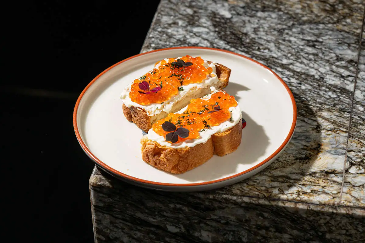 Красная икра, бриошь, взбитое масло