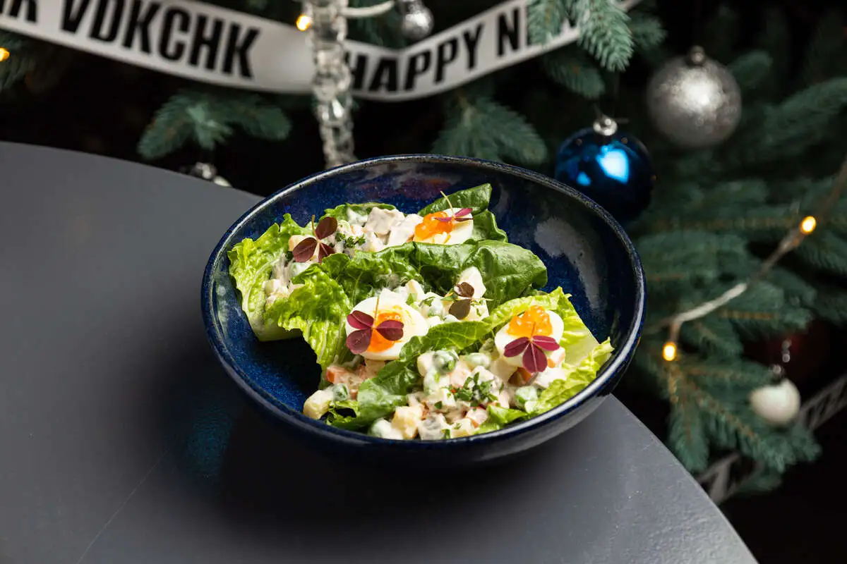 Оливье с говядиной, красная икра