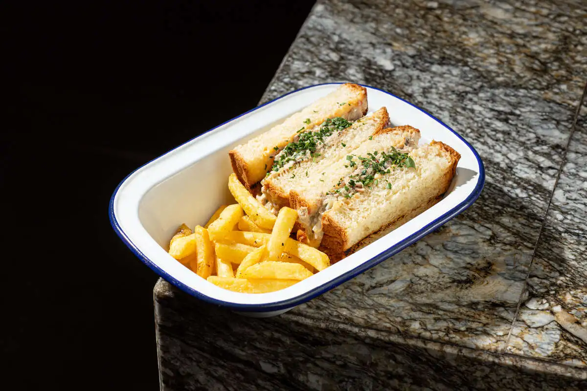 Сэндвич с тунцом, картофель фри