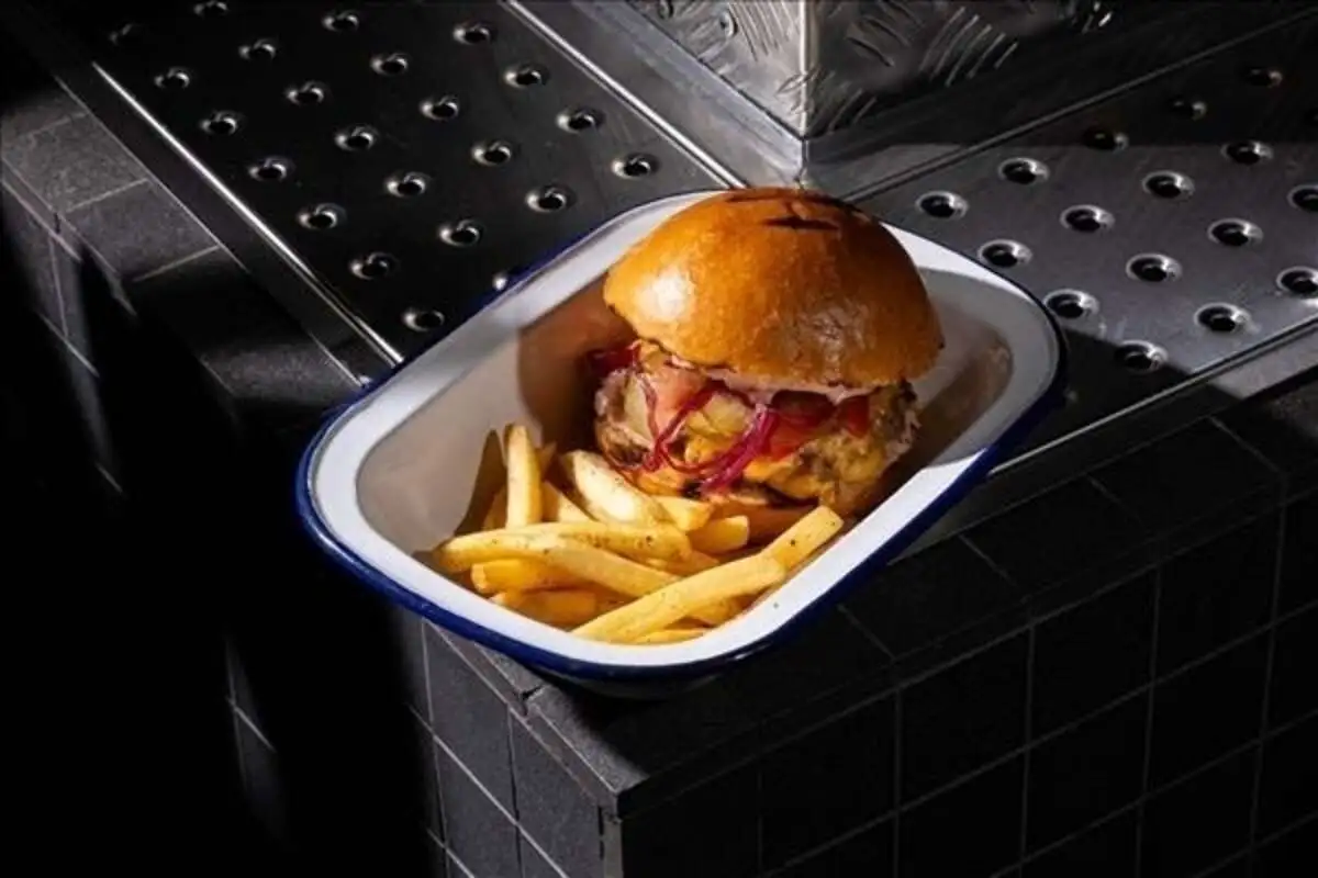 Чизбургер, картофель фри