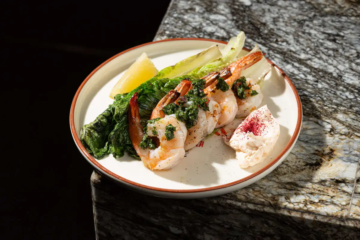 Креветки на гриле, романо, чимичурри