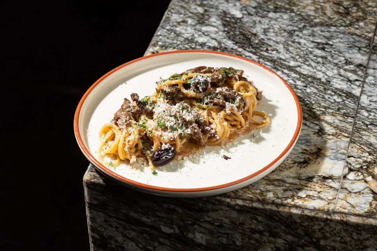 Спагетти, говядина, черный перец, оливки