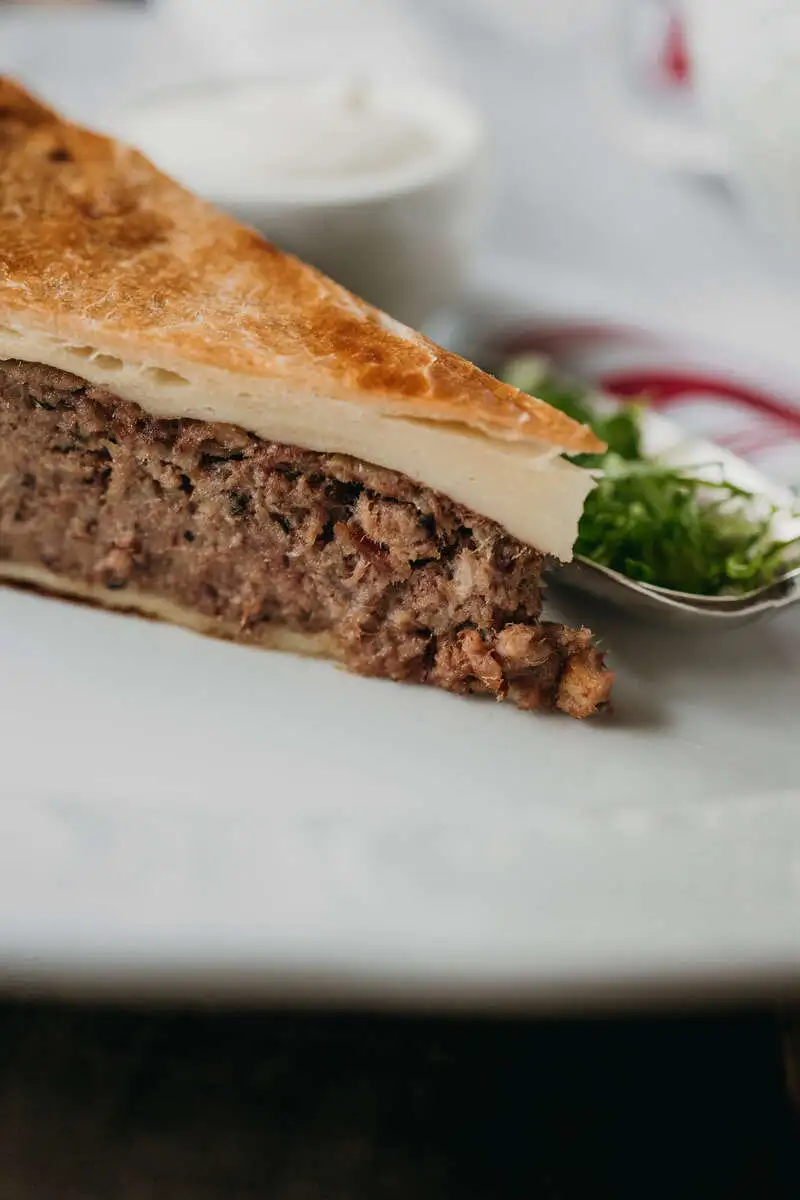 Пирог с брискетом и сметаной