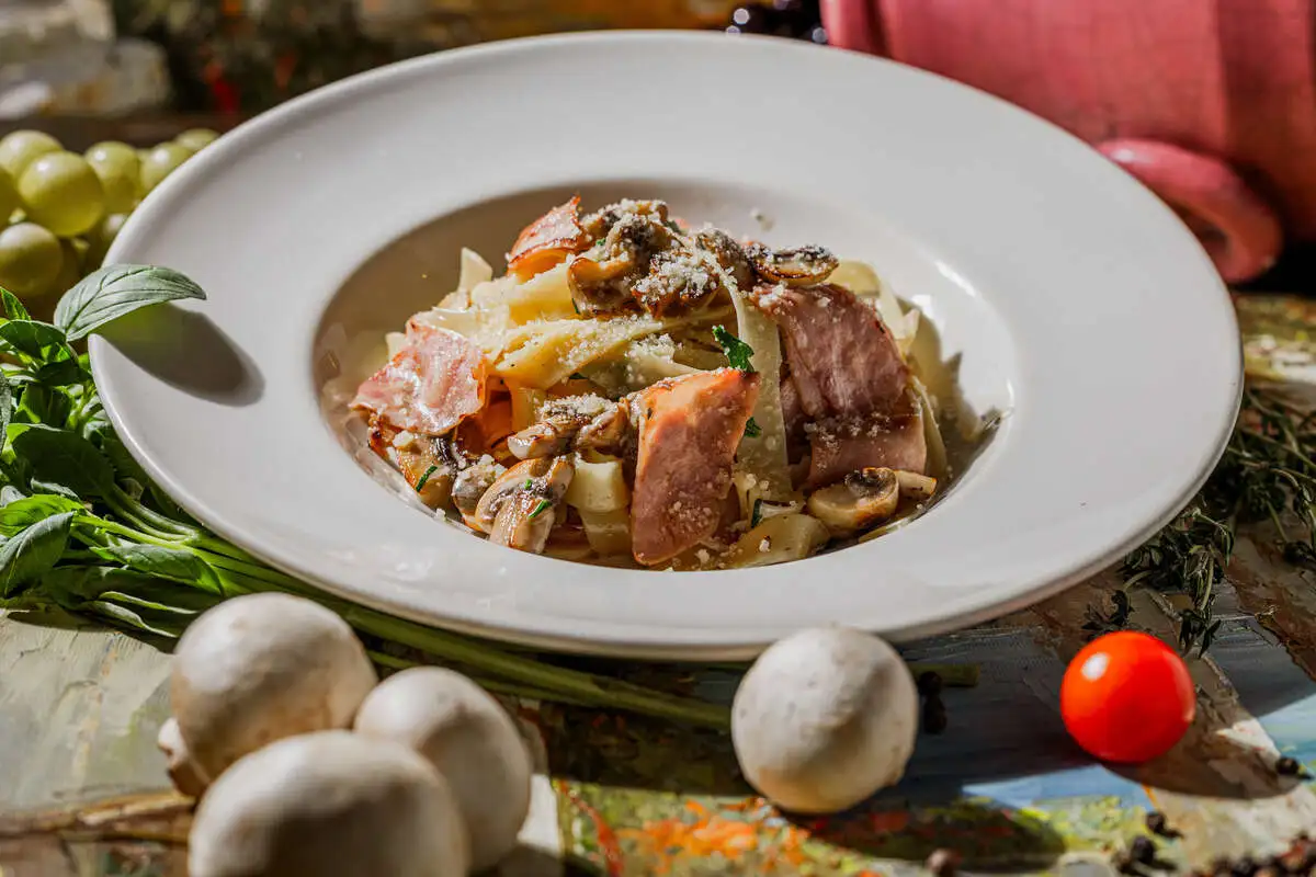 Фетучини с ветчиной и грибами