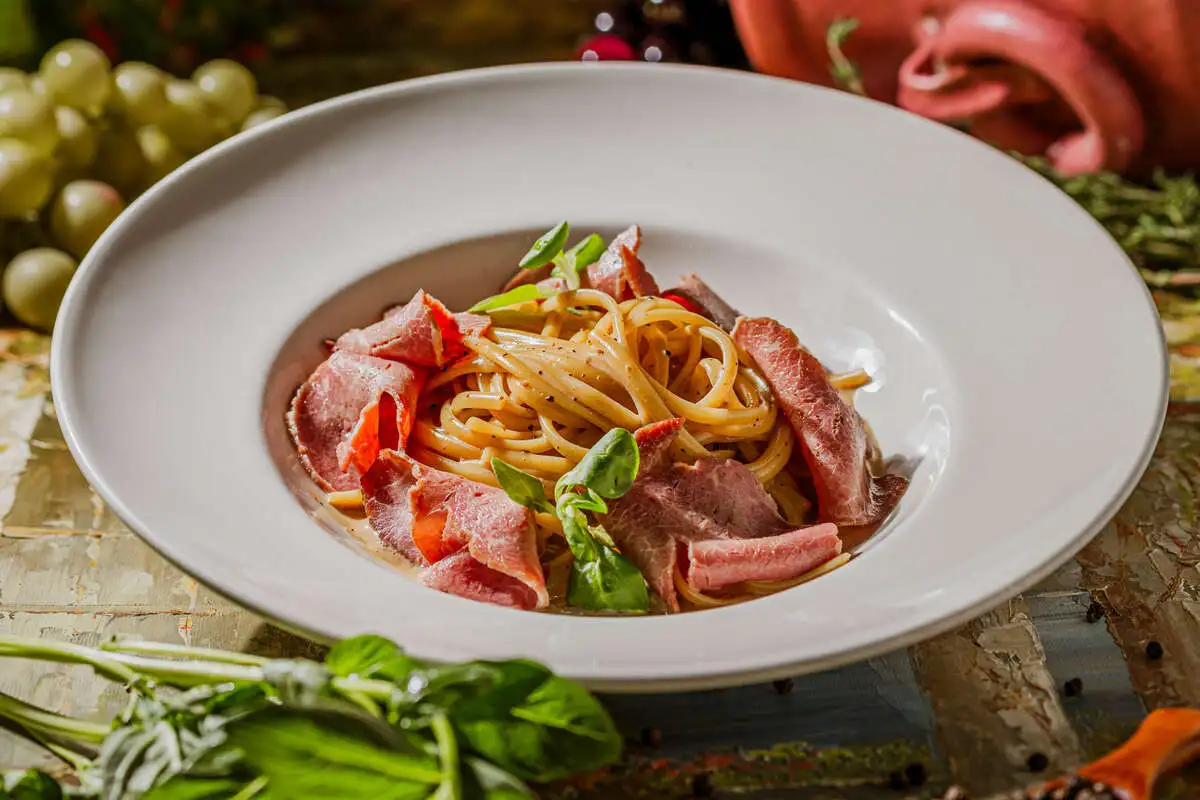 Лингвини каччо пеппе с ростбифом