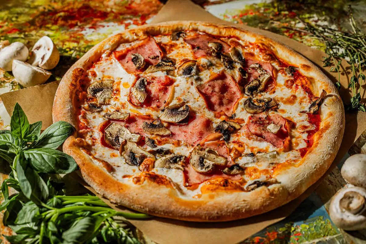 Пицца с ветчиной и грибами