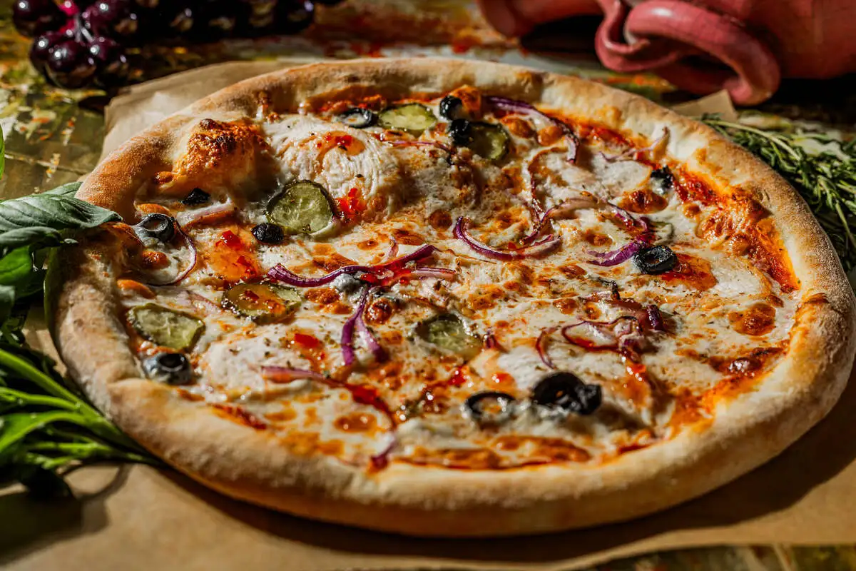 Пицца с копченой куриной грудкой (большая)