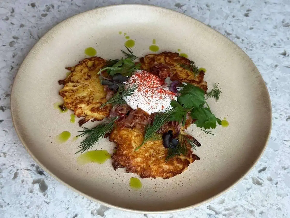 Драники с беконом и сметаной