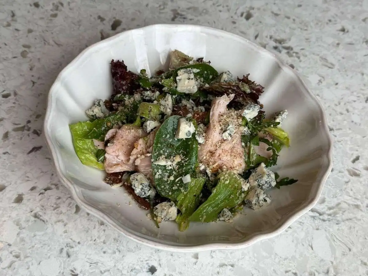 Салат с индейкой пастрами