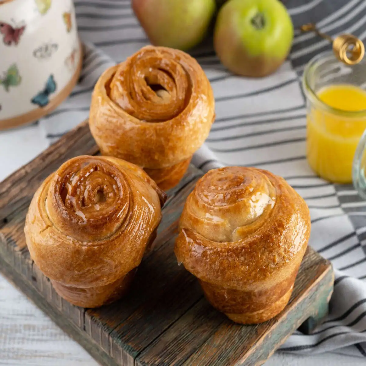 Слойка медовая с яблоком