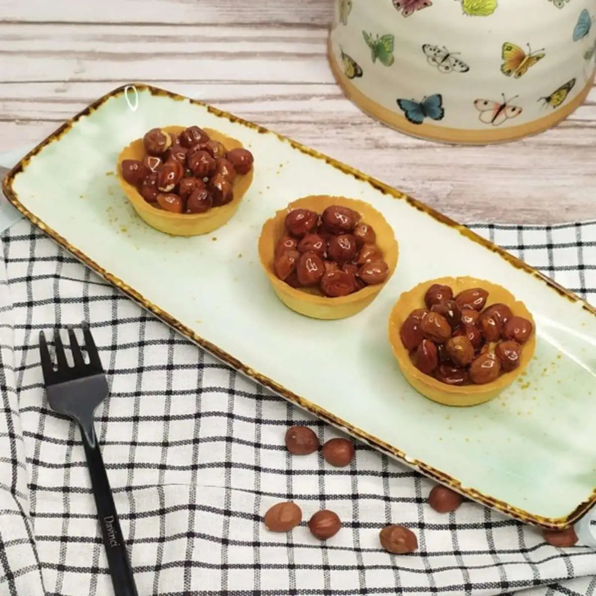 Корзинка с фундуком