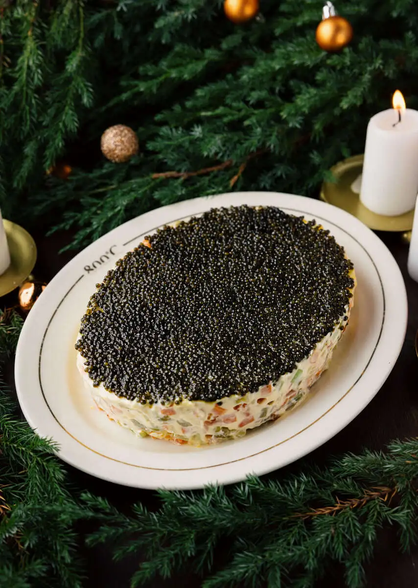 Новогодние Оливье с лососем и черной икрой