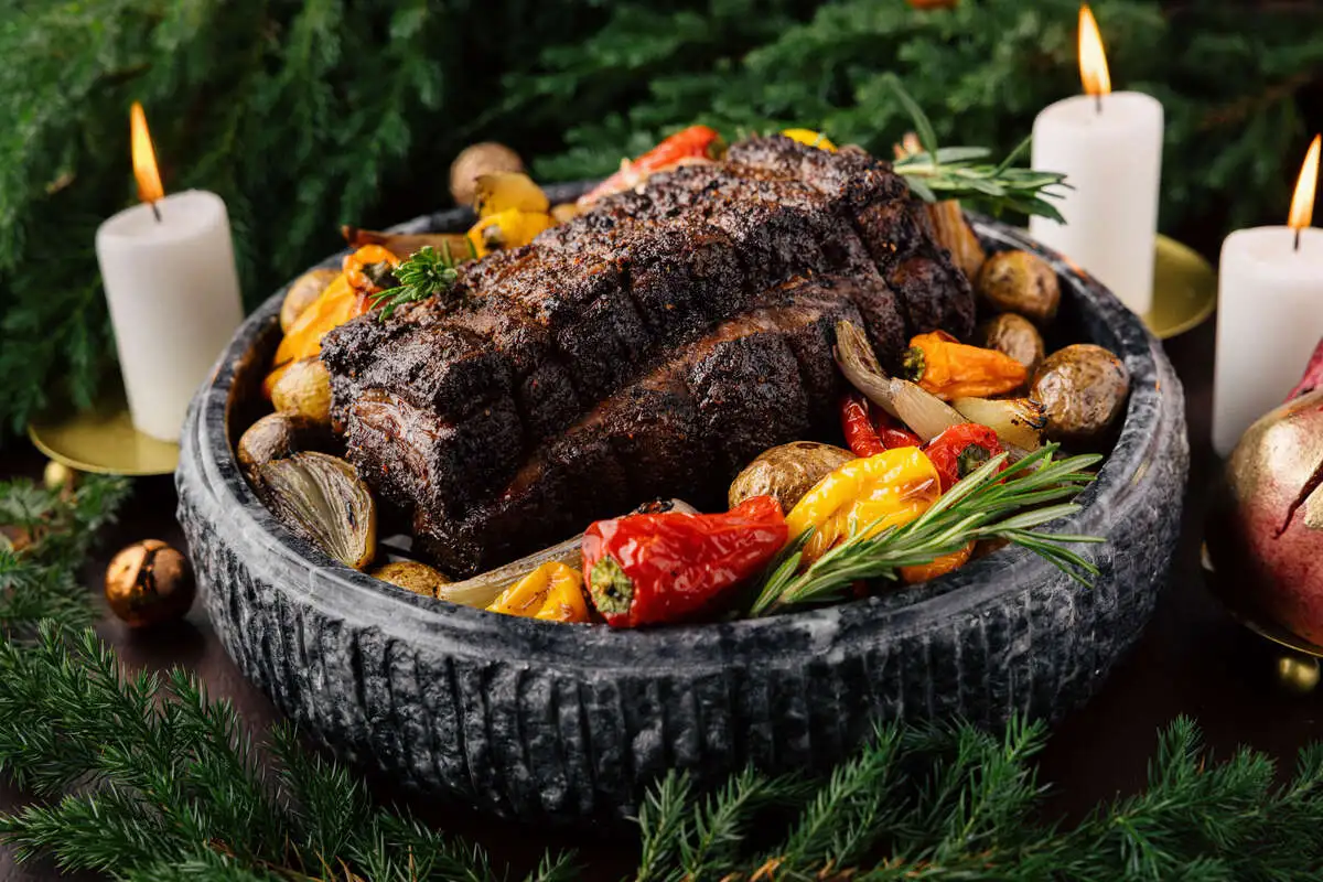 Новогоднее запеченное мясо Black Angus с овощами