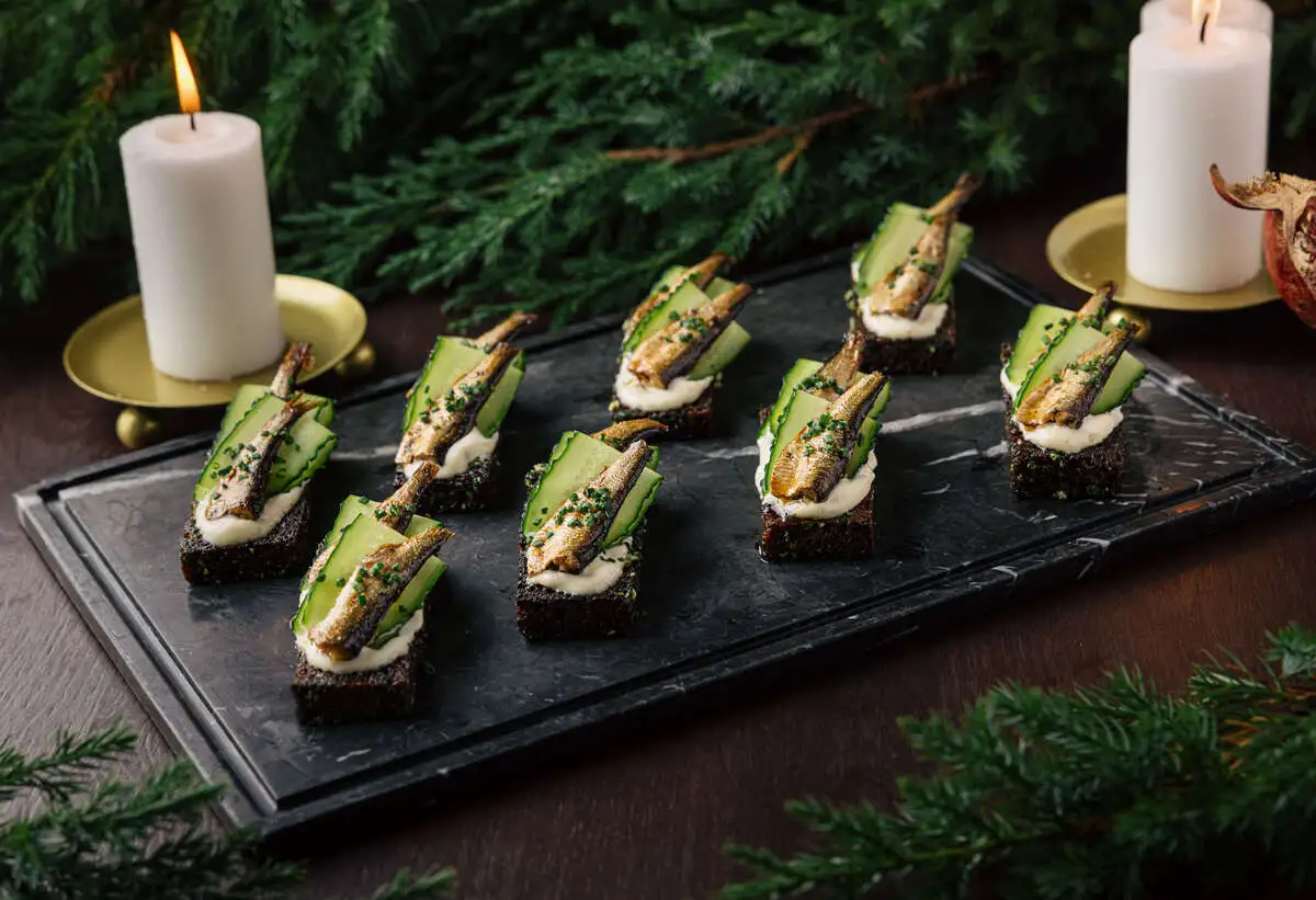 Новогодние брускетты со шпротами