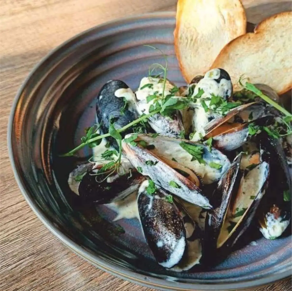 Мидии тушеные в сливках