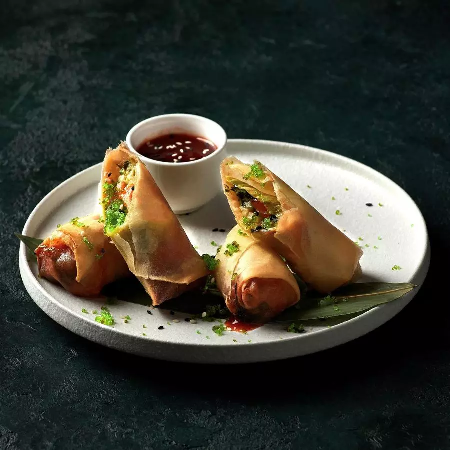 Спринг- ролл с лососем и ким-чи