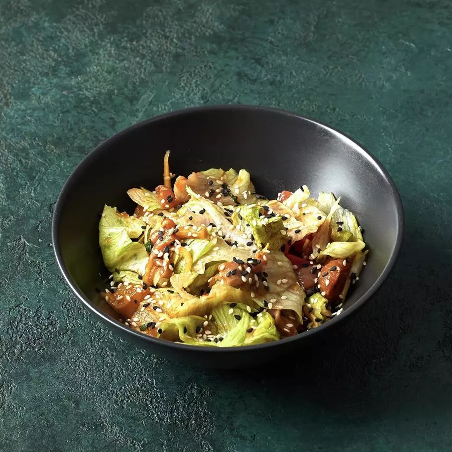 Салат с маринованным лососем 