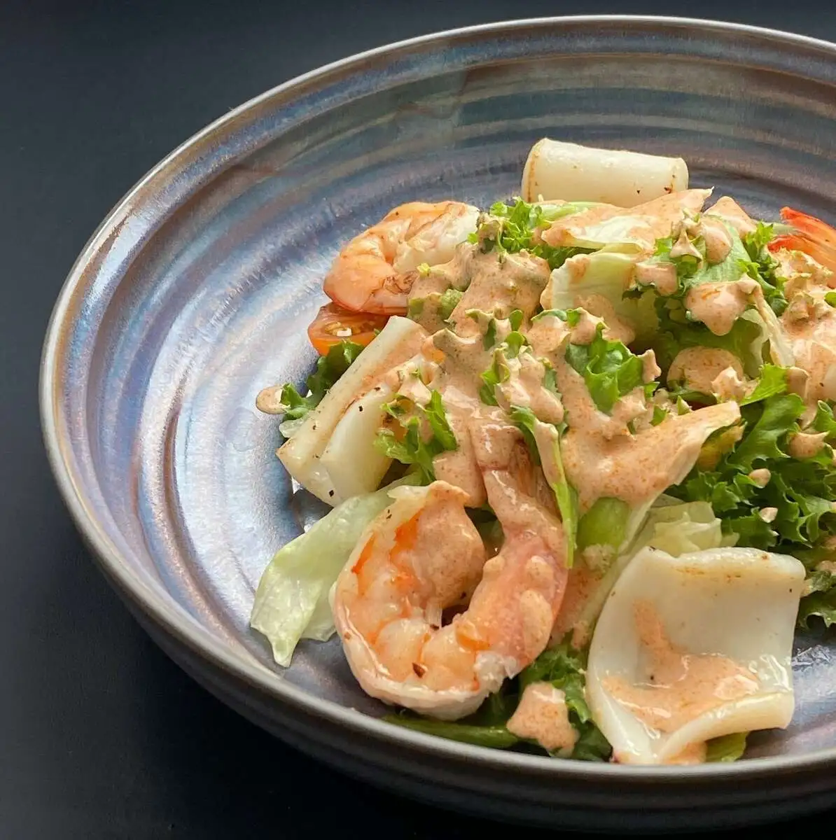 Теплый салат с морепродуктами