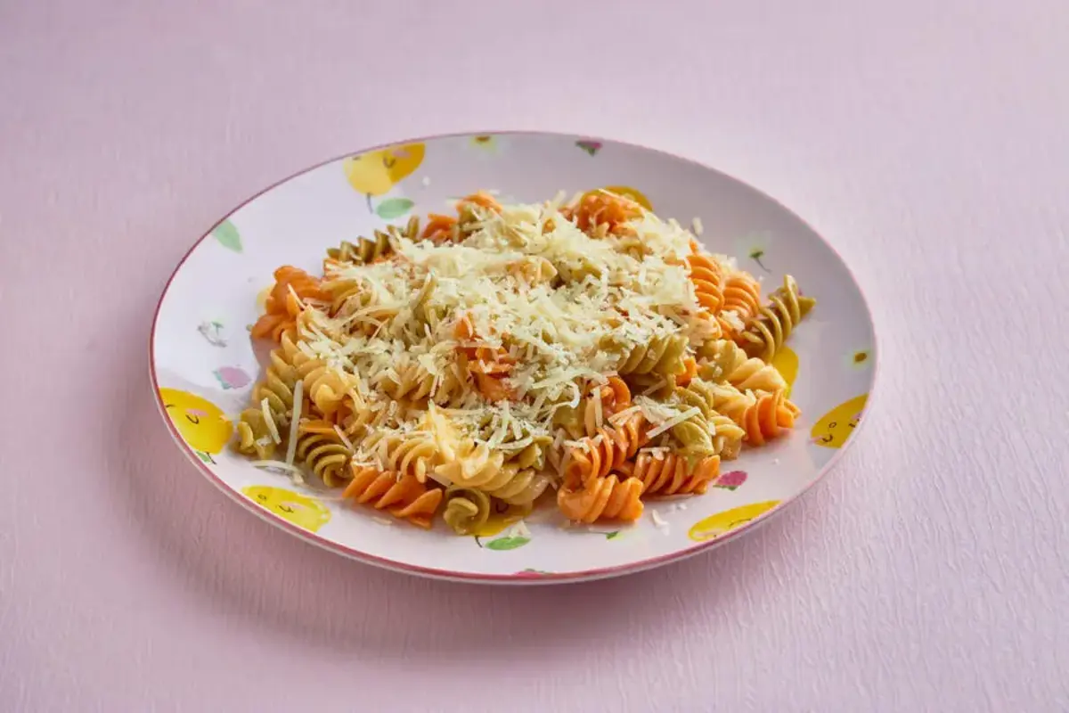 Цветные макарошки с сыром 