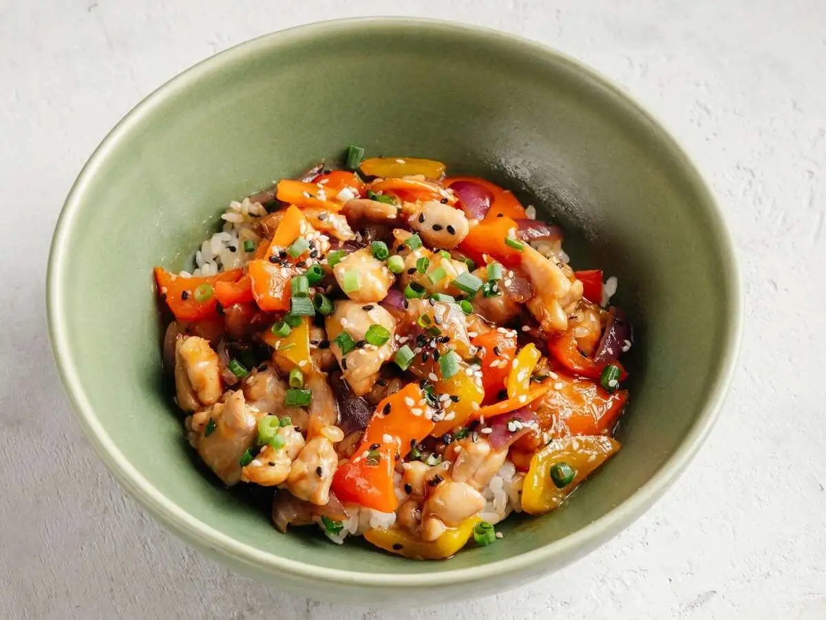 Курица терияки с овощами и рисом