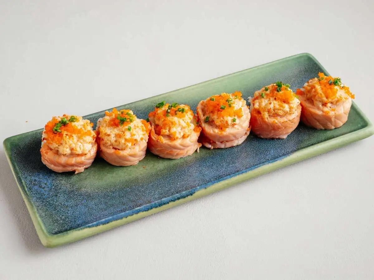 Ролл запеченный с лососем и креветкой 