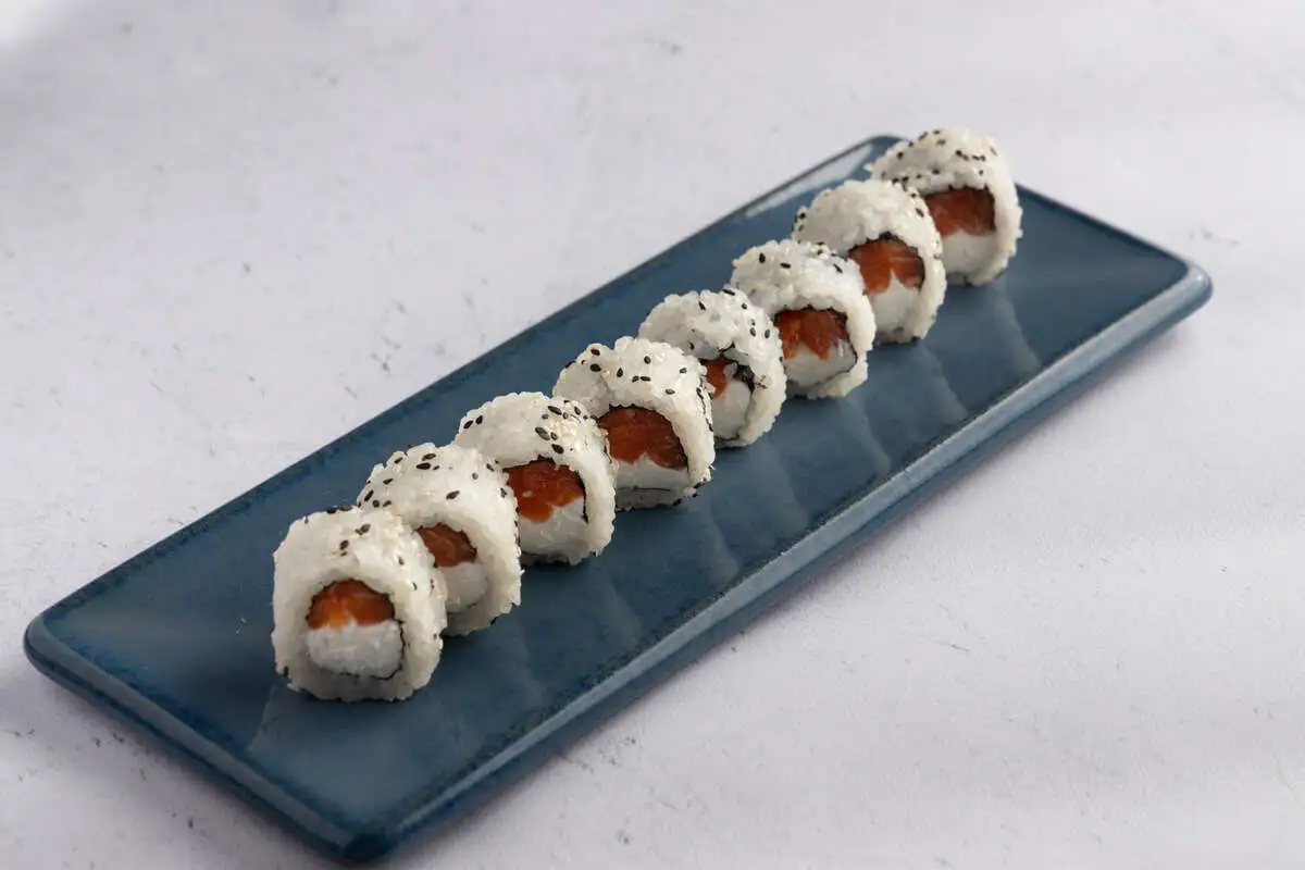 Ролл в кунжуте с лососем 