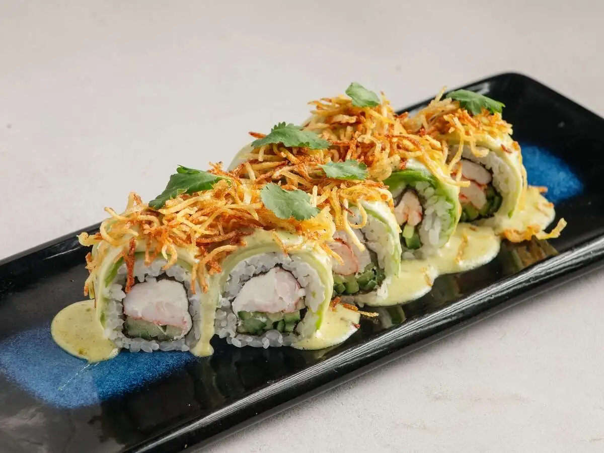 Ролл с креветкой в соусе халапеньо