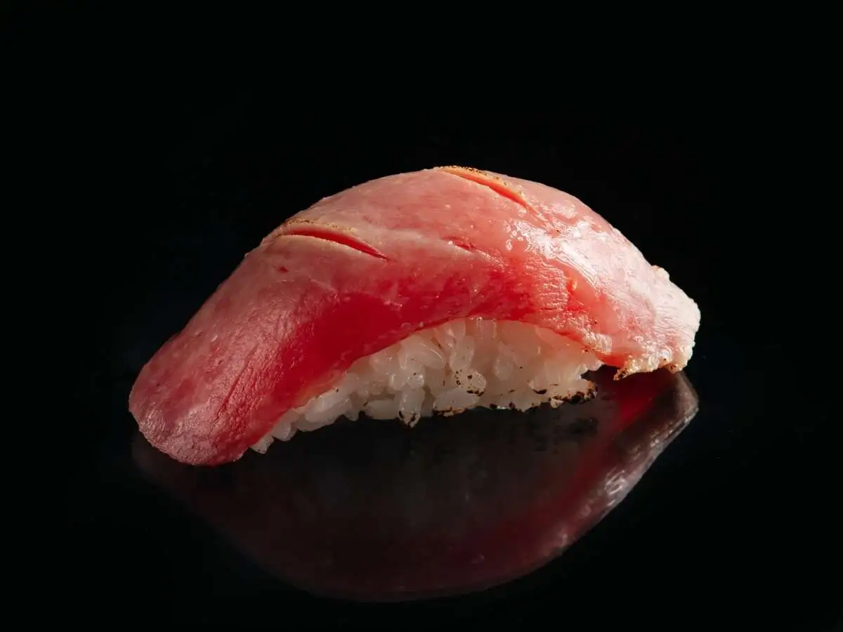 Суши опаленный тунец