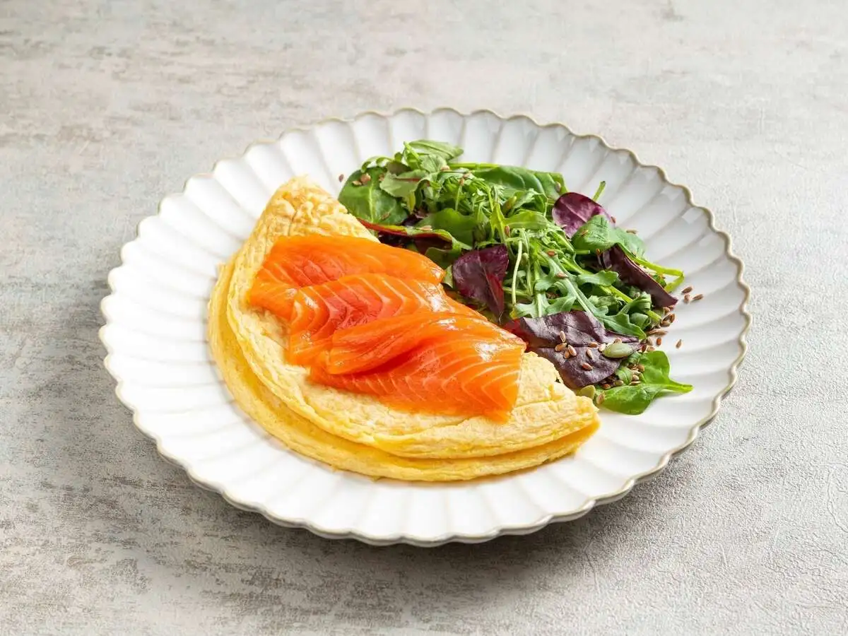Омлет со сливочным сыром и лососем