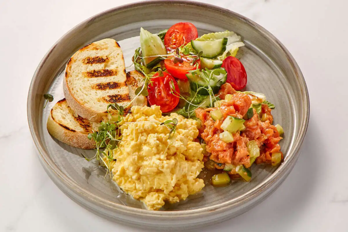 Скрэмбл с тартаром из дикого лосося